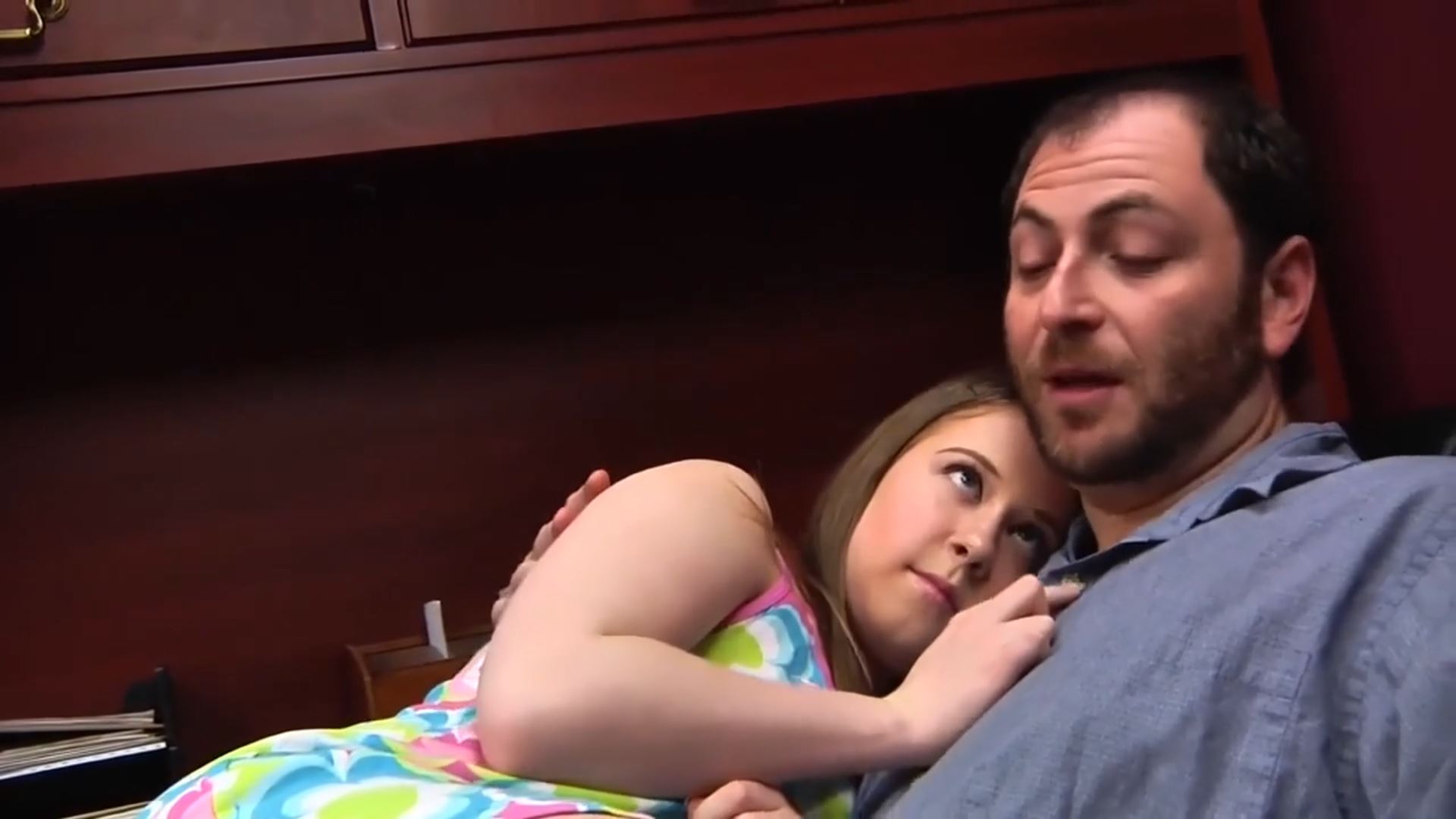 Padre calma la figlia dopo un brutto sogno - Porno italiano