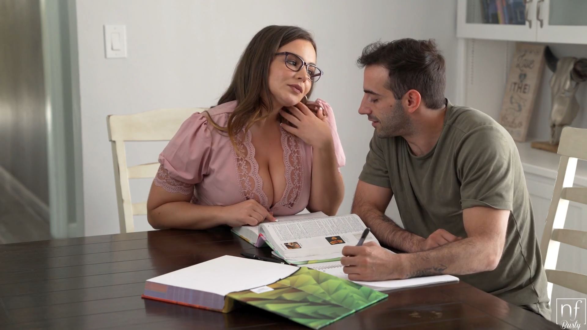 La professoressa tettona e lo studente monello